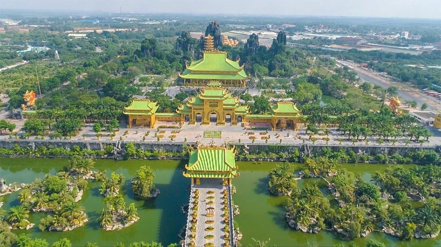 Công trình tâm linh 5.000m2 từng lớn nhất Việt Nam: Kiến trúc 'vuông - tròn', nằm trong khu du lịch lọt TOP Đông Nam Á, được dát vàng 24K- Ảnh 1.