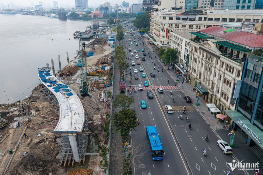 Cầu đi bộ nghìn tỷ sở hữu kiến trúc độc đáo nhất thế giới tại Việt Nam đạt dấu mốc mới- Ảnh 1.