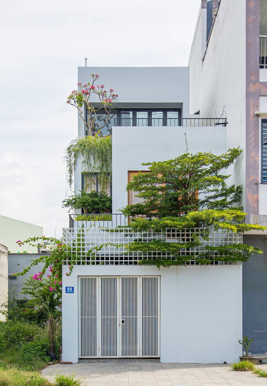 Tận hưởng không gian sống xanh trong ngôi nhà 3 tầng với thiết kế đặc - rỗng đan xen độc đáo- Ảnh 1.