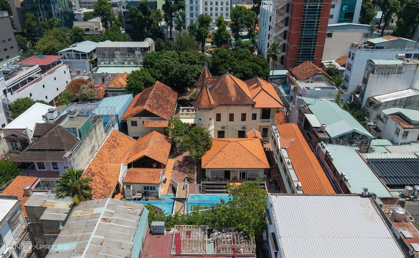 TP. HCM đưa căn biệt thự cổ trăm tuổi mang đậm phong cách châu Âu trở thành nhà văn hóa với không gian làm việc 1.500m2- Ảnh 1.