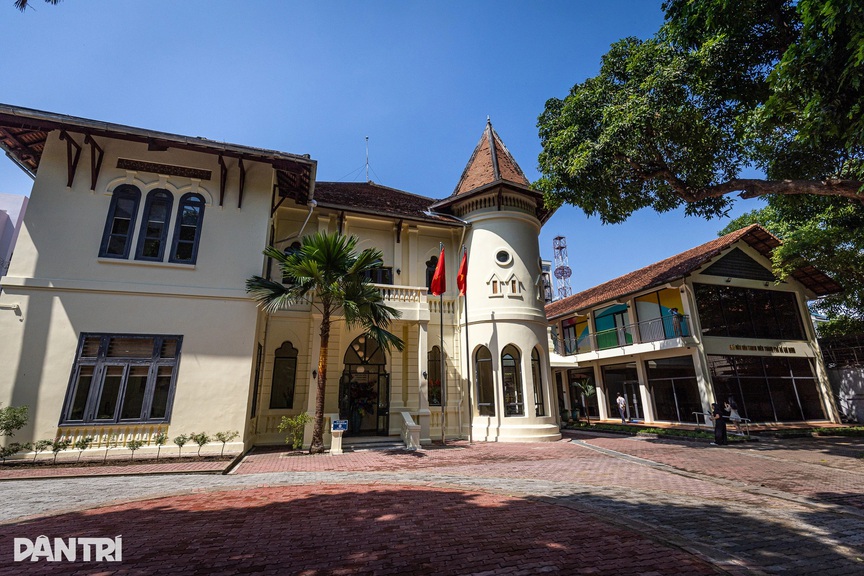 TP. HCM đưa căn biệt thự cổ trăm tuổi mang đậm phong cách châu Âu trở thành nhà văn hóa với không gian làm việc 1.500m2- Ảnh 2.