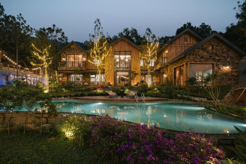 Căn biệt thự ngoại ô hơn 4.000m2 của 'ông hoàng nhạc đỏ': Khu nghỉ dưỡng thu nhỏ mang đậm phong cách cổ điển châu Âu- Ảnh 2. Căn biệt thự ngoại ô hơn 4.000m2 của 'ông hoàng nhạc đỏ': Khu nghỉ dưỡng thu nhỏ mang đậm phong cách cổ điển châu Âu- Ảnh 2.