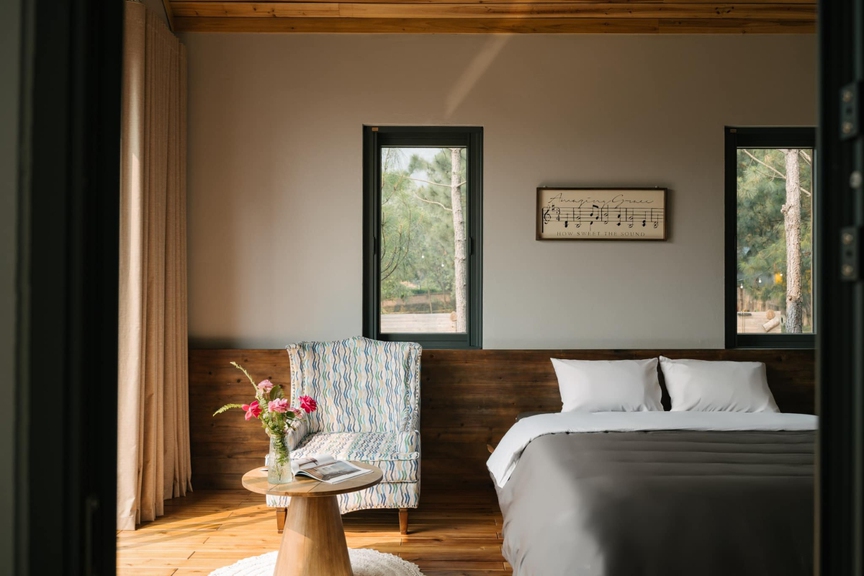 Căn biệt thự ngoại ô hơn 4.000m2 của 'ông hoàng nhạc đỏ': Khu nghỉ dưỡng thu nhỏ mang đậm phong cách cổ điển châu Âu- Ảnh 4. Căn biệt thự ngoại ô hơn 4.000m2 của 'ông hoàng nhạc đỏ': Khu nghỉ dưỡng thu nhỏ mang đậm phong cách cổ điển châu Âu- Ảnh 4.