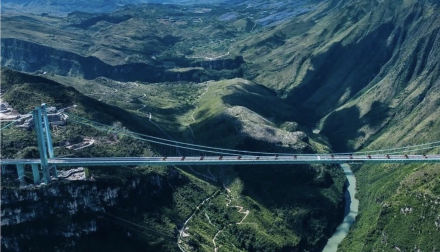 Huy động 22.000 tấn thép xây dựng cây cầu cao ngang tòa nhà chọc trời 200 tầng, rút ngắn thời gian di chuyển từ 2 giờ còn 1 phút- Ảnh 1.