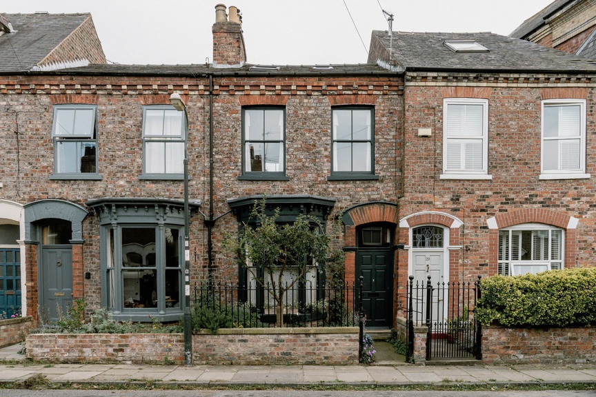 Cận cảnh những căn nhà kiểu Victoria đang được rao bán tại Anh- Ảnh 5.