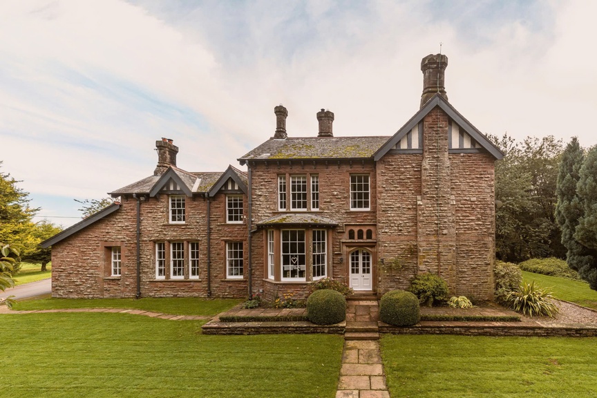 Cận cảnh những căn nhà kiểu Victoria đang được rao bán tại Anh- Ảnh 1.