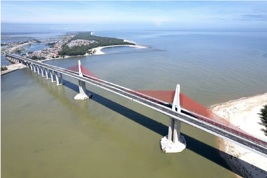 Chỉ 1 tháng nữa, chính thức thông xe cầu dây văng vượt biển dài nhất miền Trung, kết thúc hơn 100 năm di chuyển bằng đò của người dân đôi bờ- Ảnh 1.