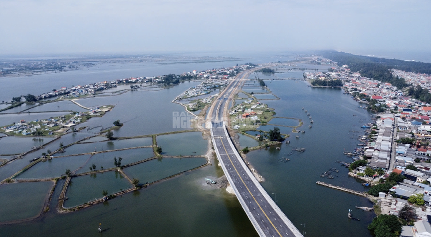 Chỉ 1 tháng nữa, chính thức thông xe cầu dây văng vượt biển dài nhất miền Trung, kết thúc hơn 100 năm di chuyển bằng đò của người dân đôi bờ- Ảnh 2.