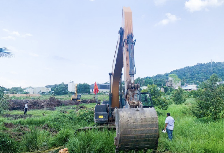 Cưỡng chế 16.000m2 đất của bà Y.- Ảnh 1.