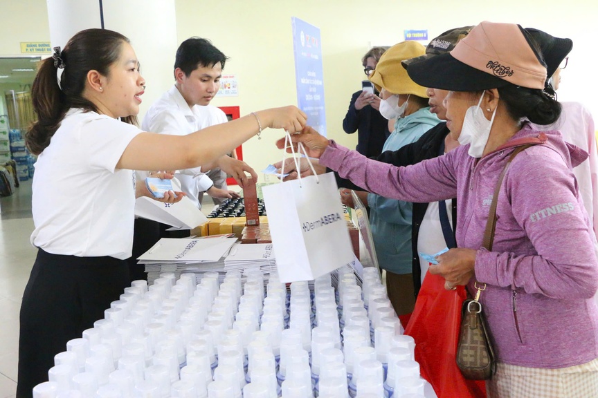 Hỗ trợ cho hàng trăm bệnh nhân khó khăn đang điều trị tại Bệnh viện Trung ương Huế- Ảnh 2.