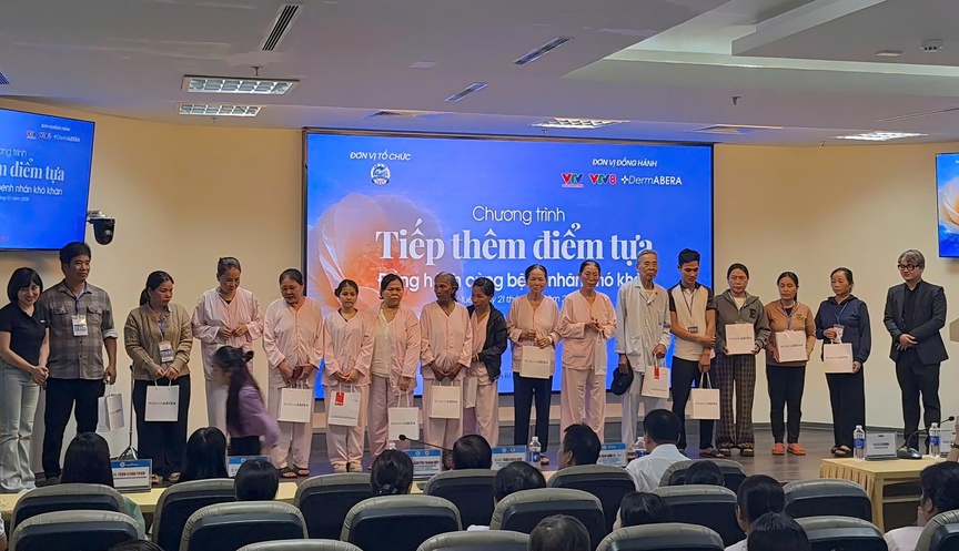 Hỗ trợ cho hàng trăm bệnh nhân khó khăn đang điều trị tại Bệnh viện Trung ương Huế- Ảnh 1.