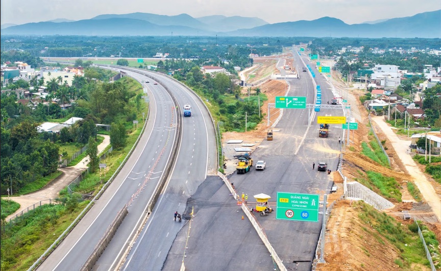 Chỉ 1 tháng nữa, thông tuyến cao tốc 20.400 tỷ với 77 cây cầu và 3 hầm xuyên núi kết nối miền Trung - Tây Nguyên- Ảnh 2. Chỉ 1 tháng nữa, thông tuyến cao tốc 20.400 tỷ với 77 cây cầu và 3 hầm xuyên núi kết nối miền Trung - Tây Nguyên- Ảnh 2.