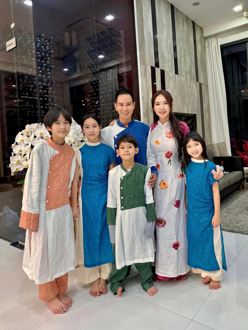 Biệt thự sân vườn bạc tỷ bề thế ở ngoại ô TP. HCM của vợ chồng Lý Hải - Minh Hà: Vị trí đắc địa, nội thất bằng gỗ cao cấp- Ảnh 1.