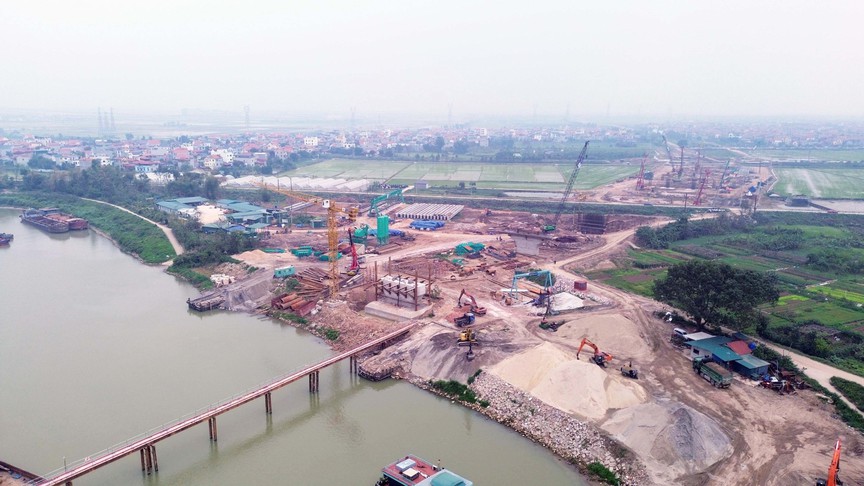 Cầu vượt sông quan trọng của tuyến đường Vành đai 4 - Vùng Thủ đô đón tin vui
- Ảnh 2.