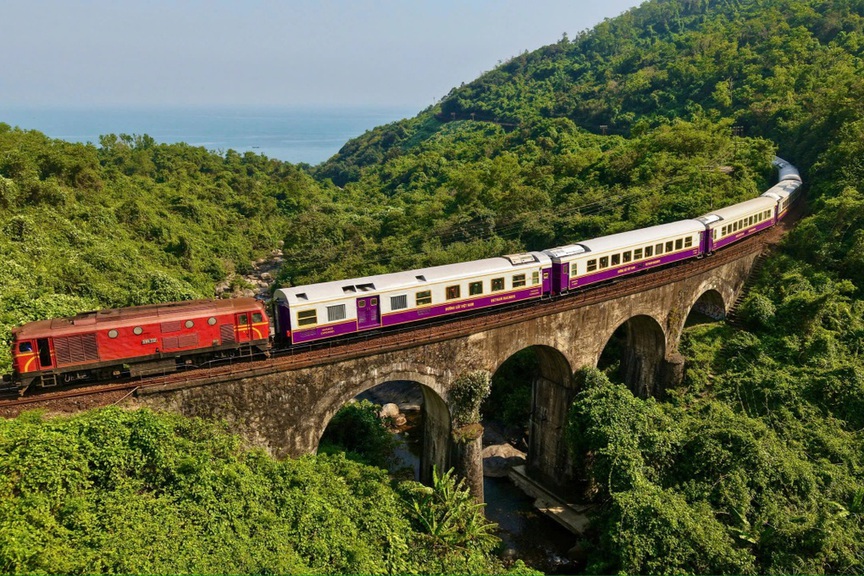 Miền Trung có một đoàn tàu ‘mãn nhãn’: Đi qua cung đường sắt đẹp nhất Việt Nam và vịnh biển đẹp nhất thế giới- Ảnh 1. Miền Trung có một đoàn tàu ‘mãn nhãn’: Đi qua cung đường sắt đẹp nhất Việt Nam và vịnh biển đẹp nhất thế giới- Ảnh 1.