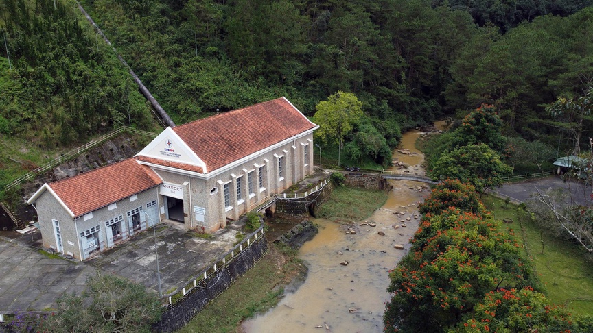 Nhà máy thuỷ điện đầu tiên của Việt Nam nằm dưới thung lũng giữa rừng sâu, có đường hầm dẫn nước xuyên núi đào bằng tay dài hơn 500m- Ảnh 2.