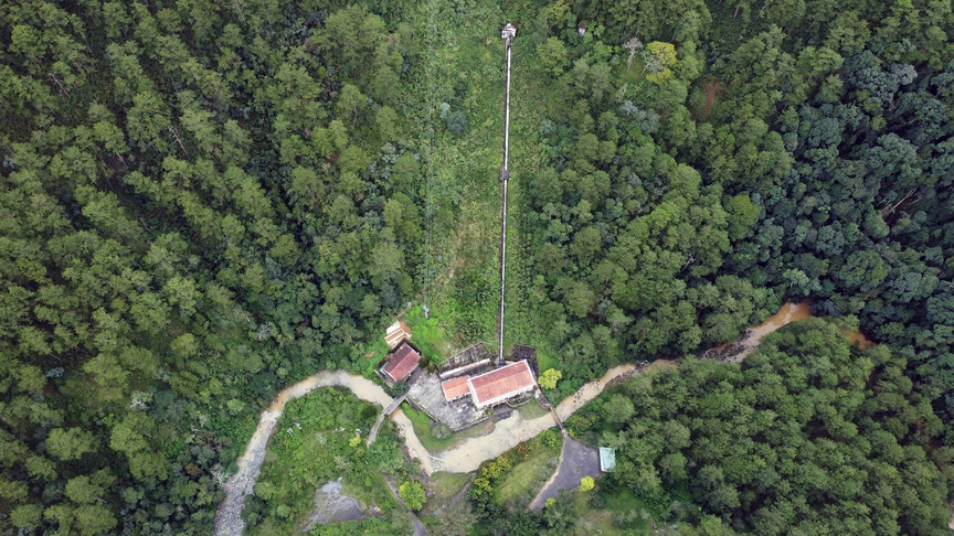 Nhà máy thuỷ điện đầu tiên của Việt Nam nằm dưới thung lũng giữa rừng sâu, có đường hầm dẫn nước xuyên núi đào bằng tay dài hơn 500m- Ảnh 1.