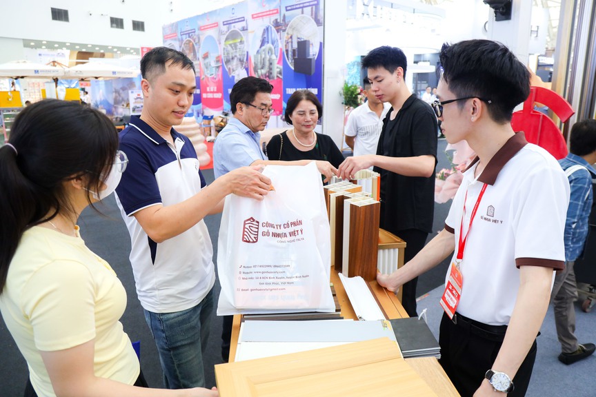 Khách hàng đổ xô tham quan gian hàng gỗ nhựa Việt Ý tại triển lãm Vietbuild Hà Nội 2026- Ảnh 11. Khách hàng đổ xô tham quan gian hàng gỗ nhựa Việt Ý tại triển lãm Vietbuild Hà Nội 2026- Ảnh 11.