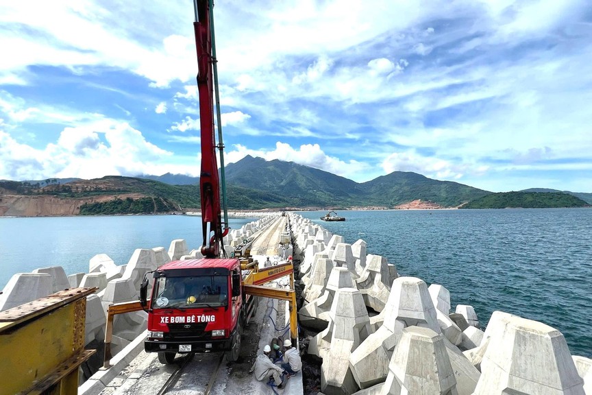 Siêu cảng hơn 2 tỷ USD lớn nhất miền Trung, tọa lạc dưới chân 'thiên hạ đệ nhất hùng quan' đạt dấu mốc quan trọng- Ảnh 2.
