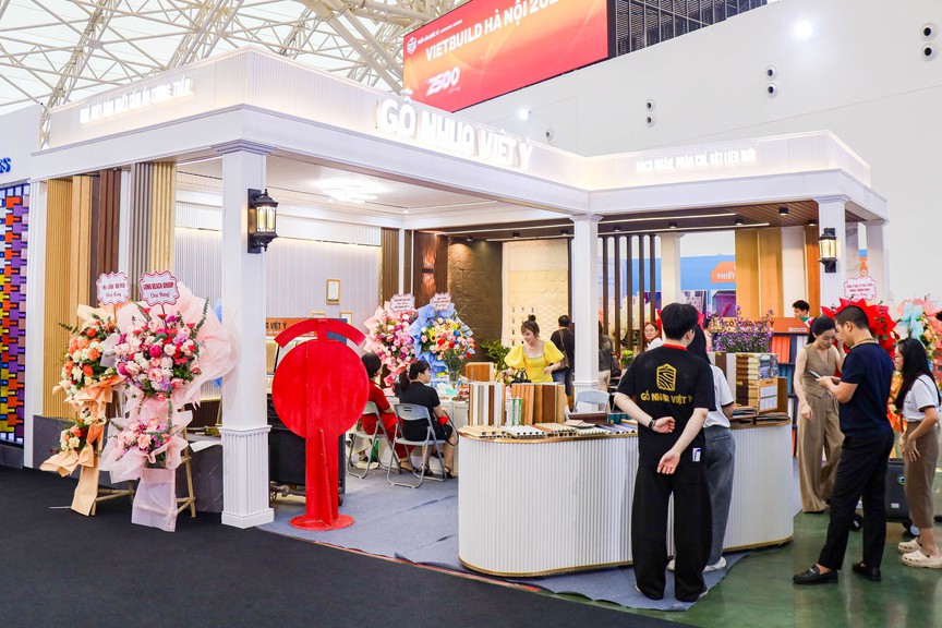 Khách hàng đổ xô tham quan gian hàng gỗ nhựa Việt Ý tại triển lãm Vietbuild Hà Nội 2026- Ảnh 1. Khách hàng đổ xô tham quan gian hàng gỗ nhựa Việt Ý tại triển lãm Vietbuild Hà Nội 2026- Ảnh 1.