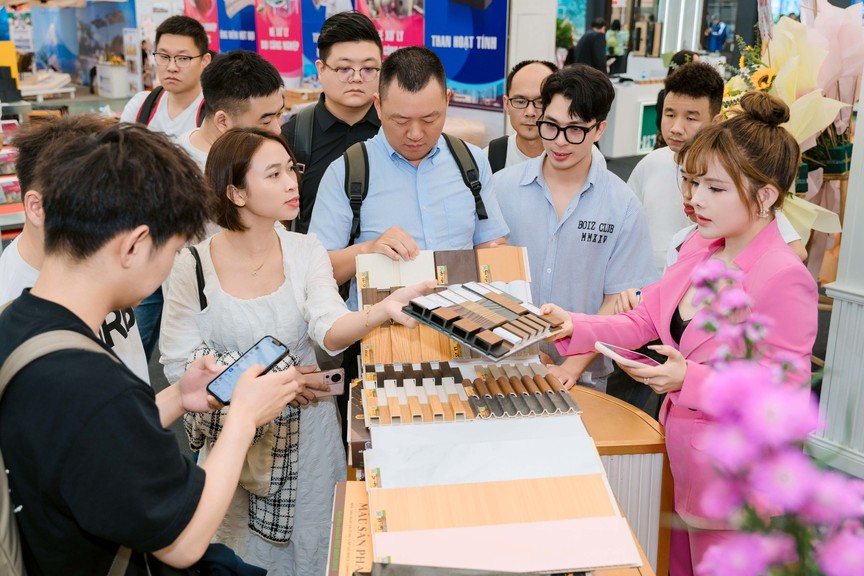 Khách hàng đổ xô tham quan gian hàng gỗ nhựa Việt Ý tại triển lãm Vietbuild Hà Nội 2026- Ảnh 2. Khách hàng đổ xô tham quan gian hàng gỗ nhựa Việt Ý tại triển lãm Vietbuild Hà Nội 2026- Ảnh 2.