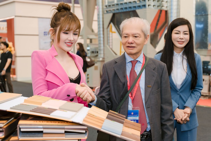 Khách hàng đổ xô tham quan gian hàng gỗ nhựa Việt Ý tại triển lãm Vietbuild Hà Nội 2026- Ảnh 3. Khách hàng đổ xô tham quan gian hàng gỗ nhựa Việt Ý tại triển lãm Vietbuild Hà Nội 2026- Ảnh 3.