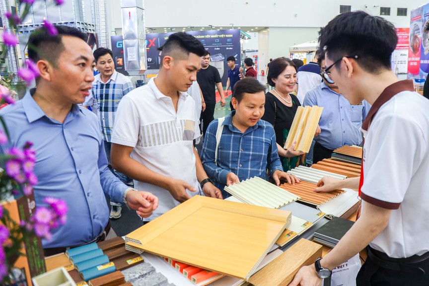 Khách hàng đổ xô tham quan gian hàng gỗ nhựa Việt Ý tại triển lãm Vietbuild Hà Nội 2026- Ảnh 4. Khách hàng đổ xô tham quan gian hàng gỗ nhựa Việt Ý tại triển lãm Vietbuild Hà Nội 2026- Ảnh 4.