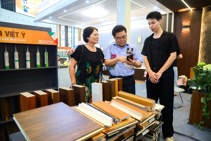 Khách hàng đổ xô tham quan gian hàng gỗ nhựa Việt Ý tại triển lãm Vietbuild Hà Nội 2026- Ảnh 5. Khách hàng đổ xô tham quan gian hàng gỗ nhựa Việt Ý tại triển lãm Vietbuild Hà Nội 2026- Ảnh 5.