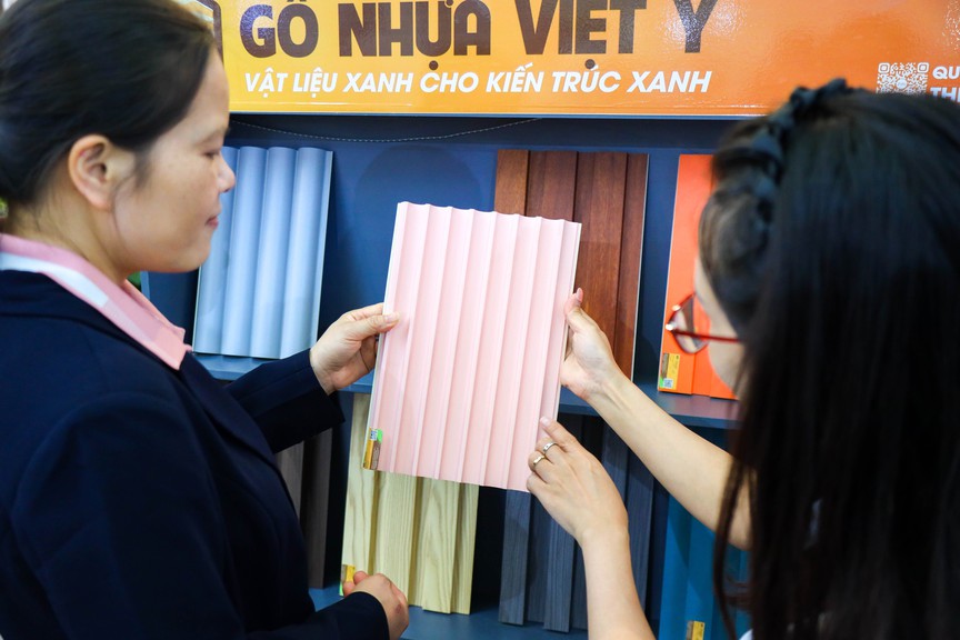 Khách hàng đổ xô tham quan gian hàng gỗ nhựa Việt Ý tại triển lãm Vietbuild Hà Nội 2026- Ảnh 6. Khách hàng đổ xô tham quan gian hàng gỗ nhựa Việt Ý tại triển lãm Vietbuild Hà Nội 2026- Ảnh 6.