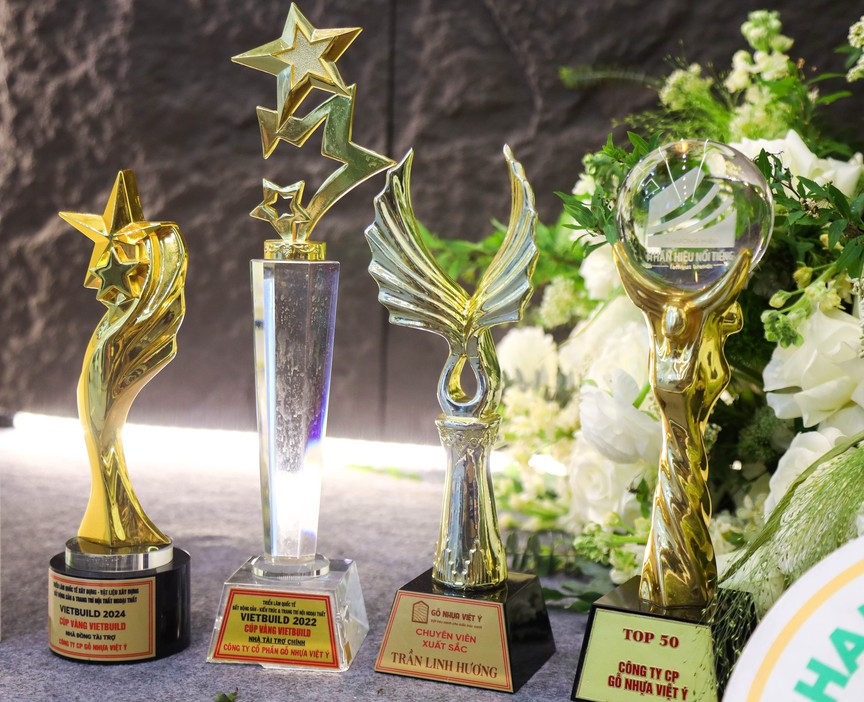 Khách hàng đổ xô tham quan gian hàng gỗ nhựa Việt Ý tại triển lãm Vietbuild Hà Nội 2026- Ảnh 8. Khách hàng đổ xô tham quan gian hàng gỗ nhựa Việt Ý tại triển lãm Vietbuild Hà Nội 2026- Ảnh 8.