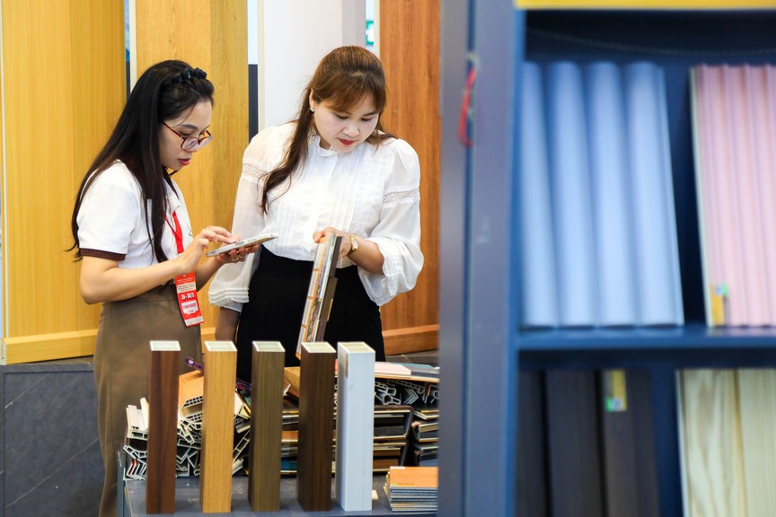 Khách hàng đổ xô tham quan gian hàng gỗ nhựa Việt Ý tại triển lãm Vietbuild Hà Nội 2026- Ảnh 9. Khách hàng đổ xô tham quan gian hàng gỗ nhựa Việt Ý tại triển lãm Vietbuild Hà Nội 2026- Ảnh 9.