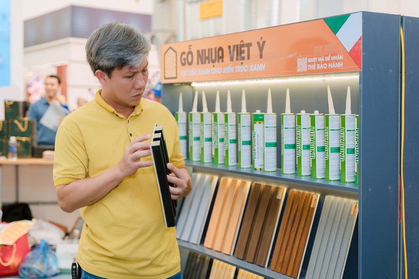 Khách hàng đổ xô tham quan gian hàng gỗ nhựa Việt Ý tại triển lãm Vietbuild Hà Nội 2026- Ảnh 10. Khách hàng đổ xô tham quan gian hàng gỗ nhựa Việt Ý tại triển lãm Vietbuild Hà Nội 2026- Ảnh 10.