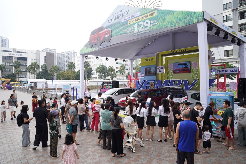 Khách hàng lái thử VF MPV 7: Xe chở đủ 7 người mà tăng tốc cực nhẹ, êm ái hơn hẳn xe xăng- Ảnh 1.