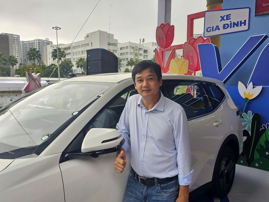 Khách hàng lái thử VF MPV 7: Xe chở đủ 7 người mà tăng tốc cực nhẹ, êm ái hơn hẳn xe xăng- Ảnh 2.