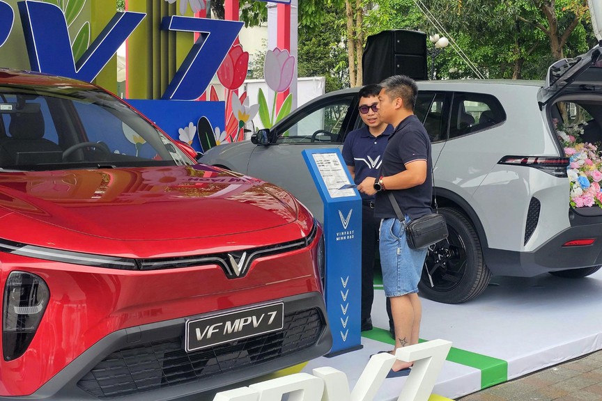 Khách hàng lái thử VF MPV 7: Xe chở đủ 7 người mà tăng tốc cực nhẹ, êm ái hơn hẳn xe xăng- Ảnh 4.