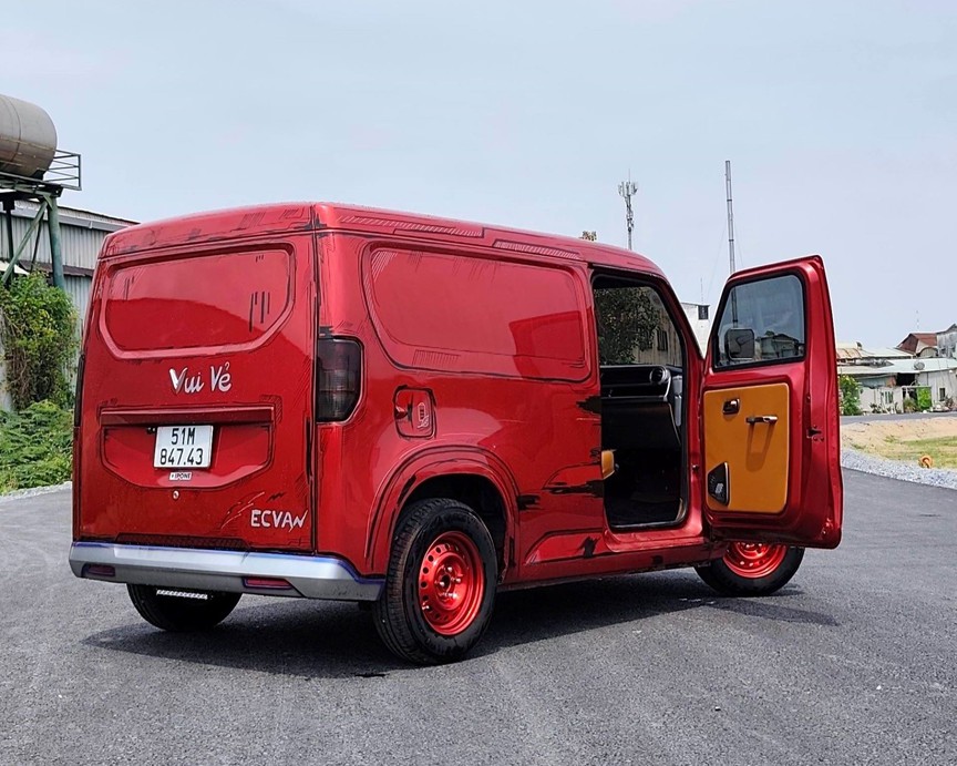 Mua VinFast EC Van dù đã có cả dàn xe chở hàng, chủ xưởng tại TP.HCM giải thích bài toán chi phí- Ảnh 2.