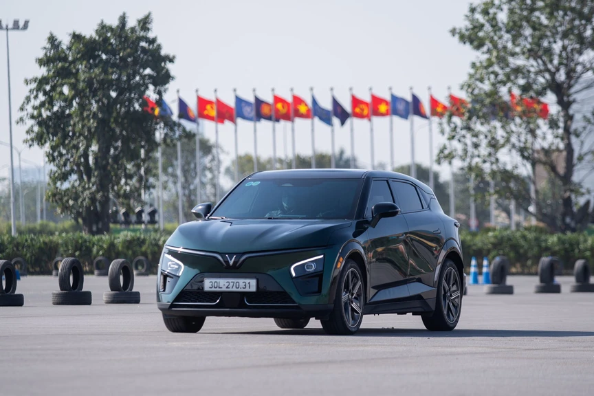 Mua VinFast VF 7 lúc này, hưởng trọn bộ ba ưu đãi: Lãi suất cố định, 0 đồng vốn đối ứng, sạc miễn phí 3 năm- Ảnh 2. Mua VinFast VF 7 lúc này, hưởng trọn bộ ba ưu đãi: Lãi suất cố định, 0 đồng vốn đối ứng, sạc miễn phí 3 năm- Ảnh 2.