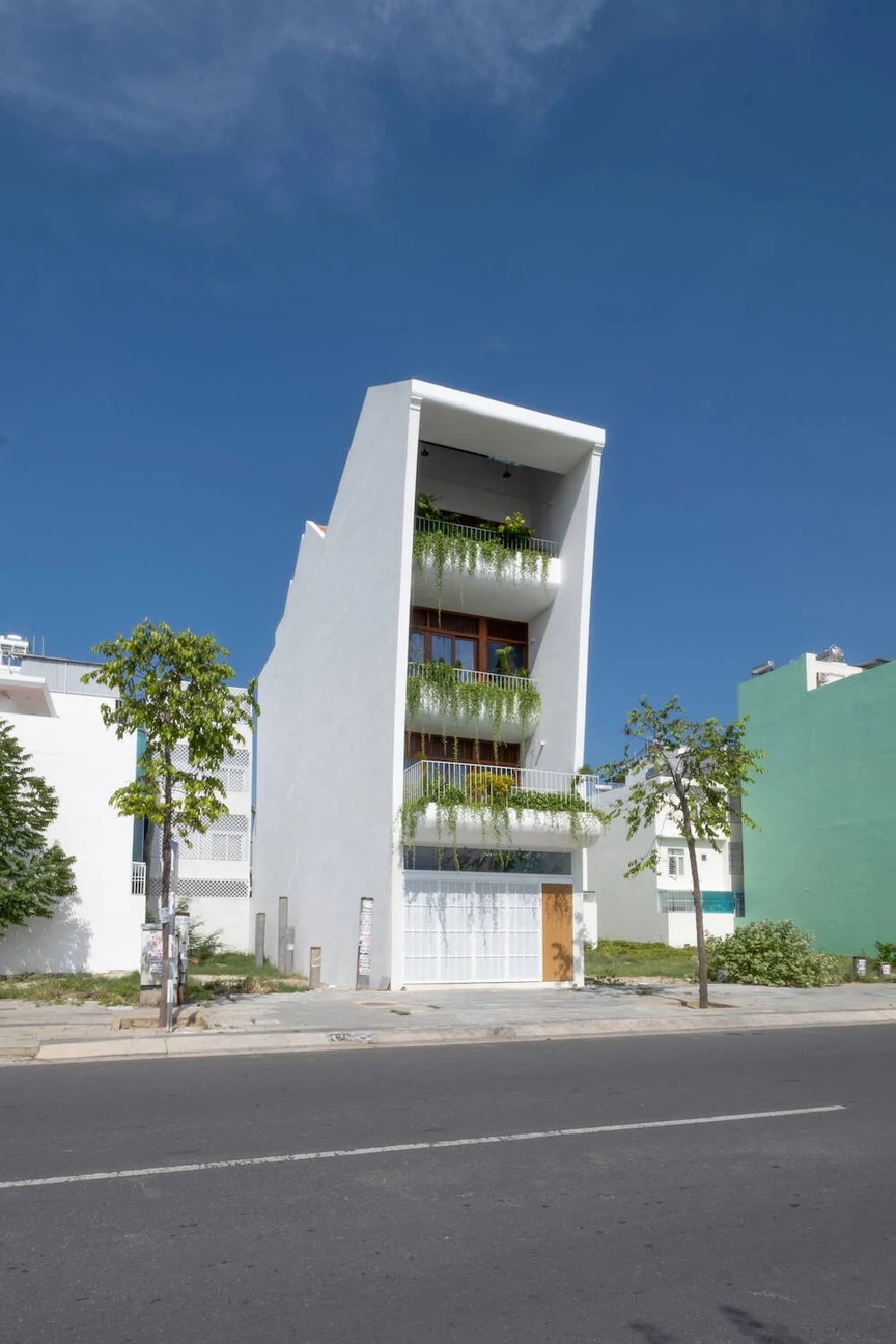 Căn biệt thự 8 tầng phong cách Tropical Modernism xanh mát giữa phố biển Nha Trang- Ảnh 1.