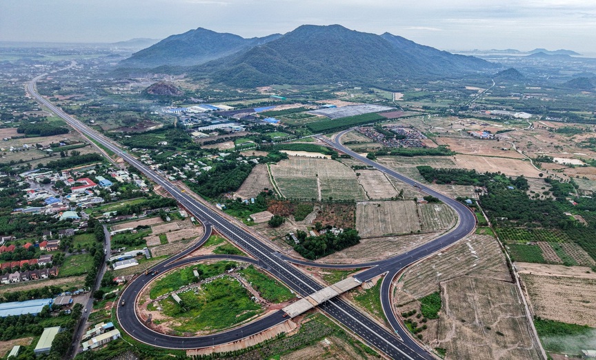 Cao tốc gần 18.000 tỷ kết nối 2 tỉnh thành giàu nhất Việt Nam lỡ hẹn thông xe- Ảnh 2. Cao tốc gần 18.000 tỷ kết nối 2 tỉnh thành giàu nhất Việt Nam lỡ hẹn thông xe- Ảnh 2.