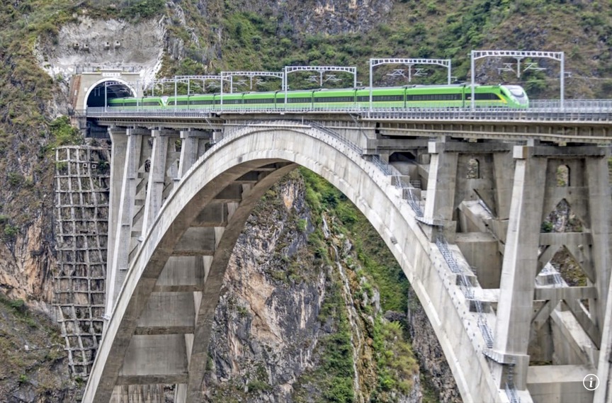 Sắp hoàn thành tuyến đường sắt khó nhất thế giới- Ảnh 1.