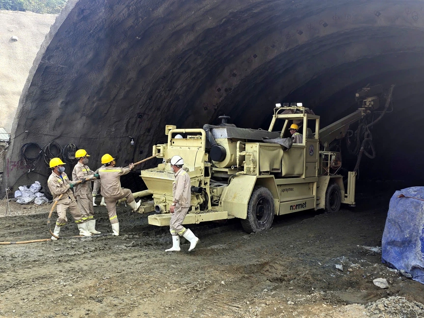 Tin vui về hạng mục hầm xuyên núi dài hơn 500m đi qua địa hình hiểm trở- Ảnh 1. Tin vui về hạng mục hầm xuyên núi dài hơn 500m đi qua địa hình hiểm trở- Ảnh 1.