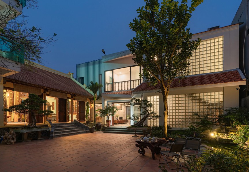 Cải tạo ngôi nhà cũ 105m2 thành tổ ấm ngập tràn ánh sáng bên nhà thờ họ- Ảnh 1.