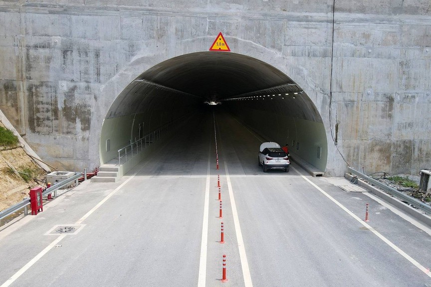 Sắp hoàn thiện hầm xuyên núi thuộc cao tốc 12.500 tỷ kết nối 2 tỉnh hẹp nhất Việt Nam- Ảnh 2.
