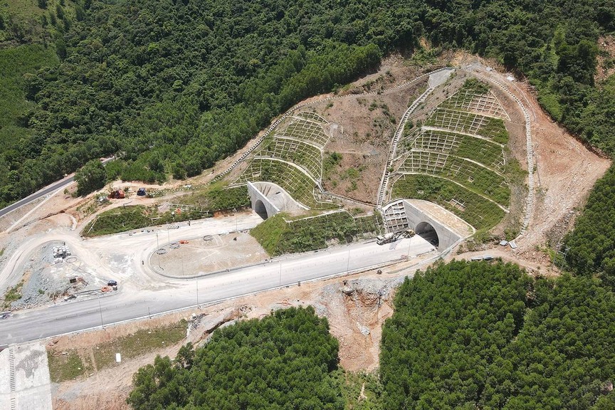 Sắp hoàn thiện hầm xuyên núi thuộc cao tốc 12.500 tỷ kết nối 2 tỉnh hẹp nhất Việt Nam- Ảnh 1.