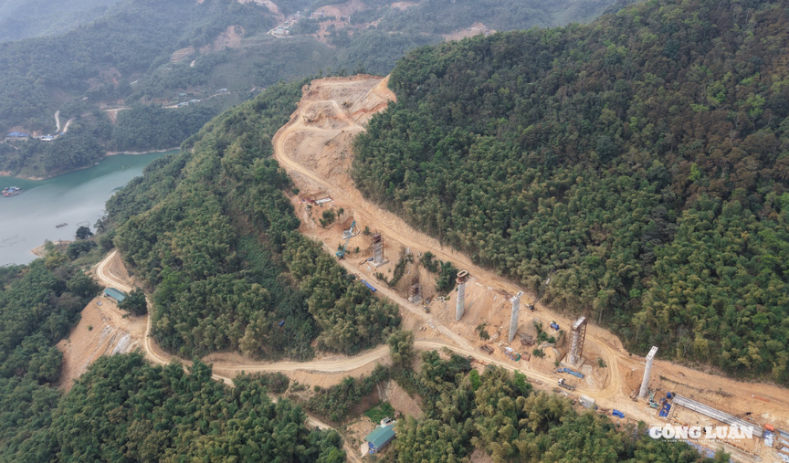 Chưa từng có trong lịch sử: Việt Nam sắp hoàn thành cây cầu dây văng dài nhất cả nước, nằm trên tuyến cao tốc 10.000 tỷ ở khu vực Tây Bắc- Ảnh 1.