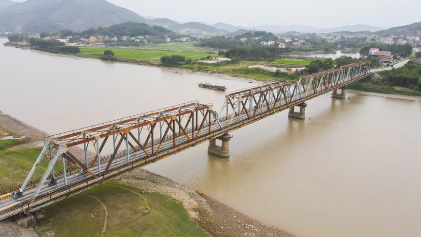 Chỉ vài tháng nữa, cây cầu thay thế cây cầu duy nhất ở Việt Nam có đường sắt chung đường bộ chính thức vận hành- Ảnh 1.