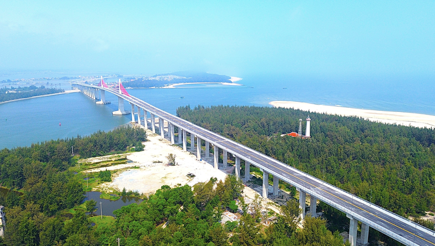 Chỉ 1 tháng nữa, cây cầu vượt biển dài nhất miền Trung chính thức thông xe, kết thúc hơn 100 năm di chuyển bằng đò của người dân đôi bờ- Ảnh 1.