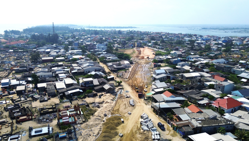 Chỉ 1 tháng nữa, cây cầu vượt biển dài nhất miền Trung chính thức thông xe, kết thúc hơn 100 năm di chuyển bằng đò của người dân đôi bờ- Ảnh 2.