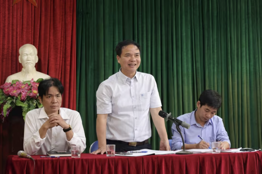 Người dân ngồi chật kín nhà văn hóa để nhận thông tin mức giá bồi thường tại siêu dự án 925.000 tỷ của Vingroup- Ảnh 2.