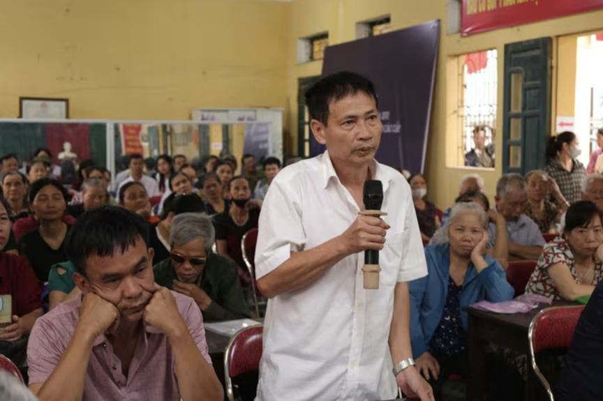 Người dân ngồi chật kín nhà văn hóa để nhận thông tin mức giá bồi thường tại siêu dự án 925.000 tỷ của Vingroup- Ảnh 1.